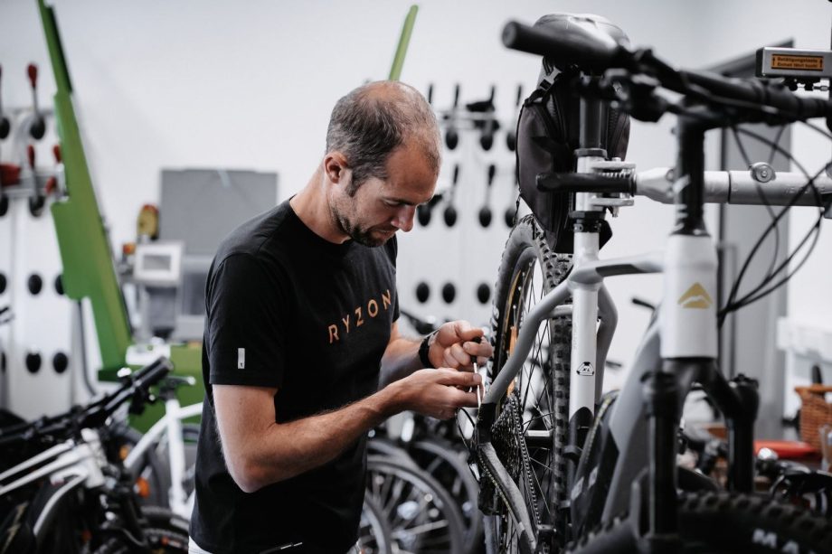 Mechaniker repariert ein Fahrrad in der Radwerkstatt